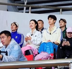 张云龙管乐现身苏超 明星观赛引热议