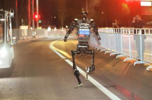 宇树机器人首次参加半程马拉松 展现最新进展