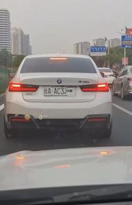 新能源车牌绿色变白色？交管部门回应 违法改色将受罚