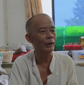 莫氏鸡煲老板累到去打针了 红得太累想歇歇