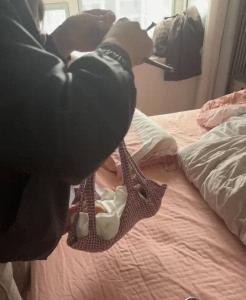 出生4天被秤砣砸中女婴3次尿血 家长求助引发关注