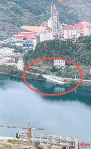 贵州一载5人小车落水 4人不幸离世 堂兄弟四人遇难