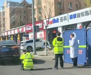 警方通报骑车遭开门杀被碾压身亡 一次开门引发连锁悲剧