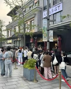 文章面馆一碗油泼面32元算贵吗 食客排队超30米