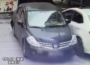 男子突发低血糖致车辆失控，先撞上护栏随后又撞向其它车辆