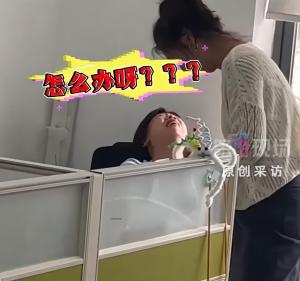 小学老师批改作业崩溃大哭 爱与无力感交织