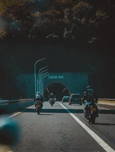 摩托车到底能不能上高速公路 自由与安全的博弈