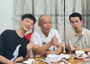 “鸡排哥”佛山“开炸”金句稳定输出 “老中青”三代齐聚
