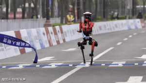 在马拉松赛道上，人类成了“陪衬” 机器人刷新纪录
