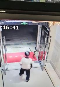 两米左右斑纹大蛇现居民楼吓退老人 物业紧急处理