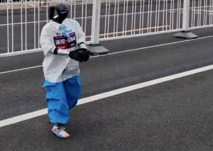 机器人跑半马途中突然停下开始表演 网友：它好像忘了自己是来比赛的