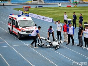 机器人半马救护车队长达200多米 摔倒与荣耀共存