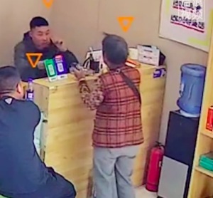 80岁奶奶修手机被免单送橘子感谢 网友：世界上最甜的橘子被你吃到了