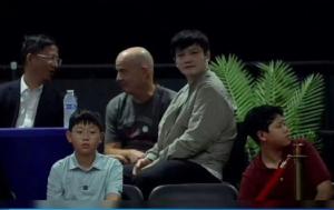 樊振东现身美国职业乒联赛场 与总领事热情互动