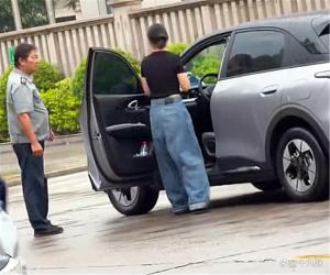 女子脚踹保安后被反手扇一耳光 冲突现场引发热议