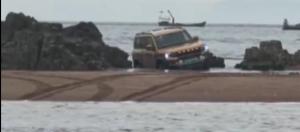 嫌1千太贵车被淹后花8千救出 涨潮瞬间淹没车辆