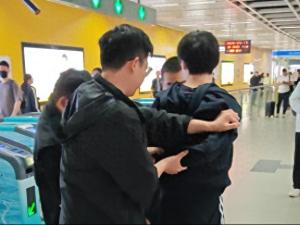 地铁“猎鹰”，隐秘在乘客中的平安守护者！武汉地铁便衣警察抓获猥亵男子