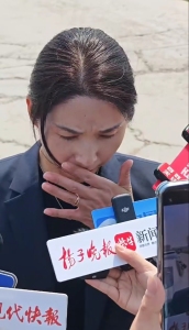 崔丽丽身着职业装出庭 为劳动者权益而战