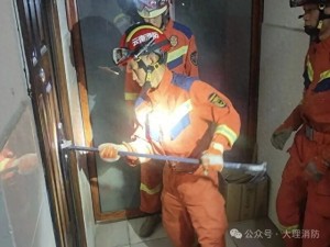 大理一男子晕倒在出租屋，消防员1分钟快速破门