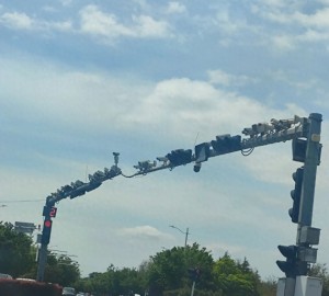 “密密麻麻装满了摄像头”！青岛一路口横杆上装十几个探头，当地警方回应