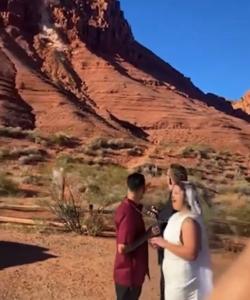 美国犹他州婚礼现场岩石轰然崩塌 网友：大自然送来了“婚礼大片素材”