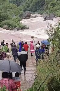 父子3人放学途中不幸遇难 未听劝阻涉水通行