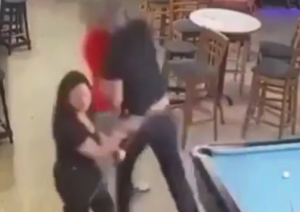 国外女子遭猥亵 丈夫一拳抡倒醉汉