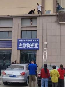 3岁幼童被困三楼外沿 特警群众营救 惊险施救成功