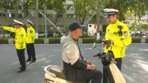 河南两地开展交通违法专项整治 规范非机动车行为