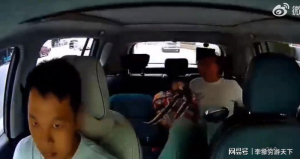 女子街头狂扇网约车司机 冲突引发热议
