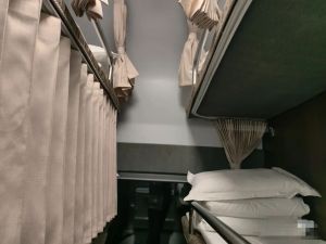 动车加装卧铺床帘走红 12306回应 隐私提升获赞