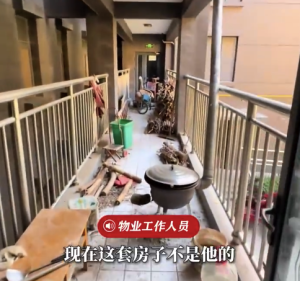 住户在连廊上生火做饭 物业回应