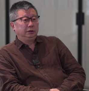 “给我15分钟” ，父亲遗体即将运走，法医儿子在解剖室第一次亲了父亲