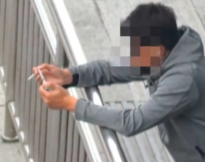 地铁出入口成吸烟高发区 男子地铁扶梯上点烟被举报