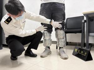 男子腿绑1378个旧手机摄像头入境 海关查获腿部藏匿