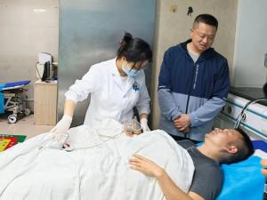 民警深夜漂行40分钟捞回落水者 生死竞速救援