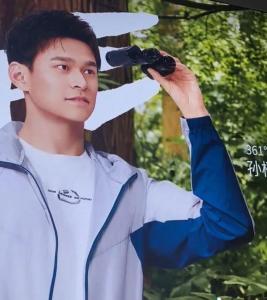 代言人孙杨在广告中反拿望远镜 引发网友热议