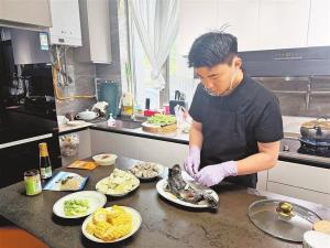 00后私厨上门做饭1顿3500元 新职业悄然兴起