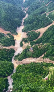 石门暴雨侥幸逃生的村民在山头眺望家乡，发现村庄已消失不见