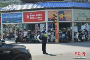 三亚女警回应暖心善举刷屏 小举动温暖人心