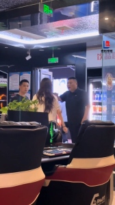女子网吧打游戏开挂被发现与老板争执 自私行为砸饭碗