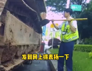 貨車(chē)輕微超重 收費(fèi)員幫忙清理0.8噸泥土