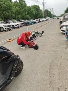 男子昏迷倒地外賣小哥放棄跑單護(hù)送