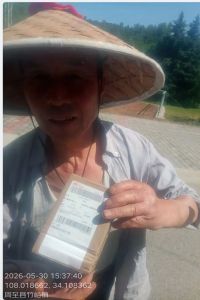 快遞送達(dá)照片拍到爸爸 千里外的女兒失控落淚 親情觸動(dòng)心弦
