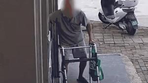 老人偷榴莲健步如飞 店员回应 常客惯偷脾气差