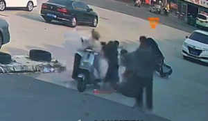 女孩因低血糖街头晕倒，临街店员上前喂糖掐人中救醒，店老板：每人奖励1000元！
