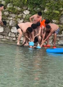 两男子玩水被吸进排水口 众人合力救援成功