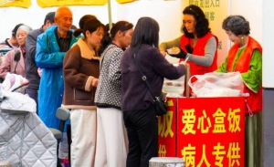帮助别人快乐自己！90后姑娘在医院门口摆摊卖3元爱心餐