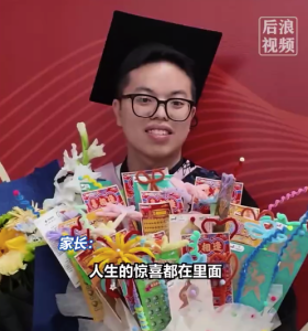 妈妈送孩子刮刮乐花束当毕业大礼包