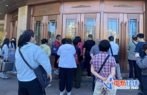 黄金回到“8”字头 实探金店 投资者抢购热潮